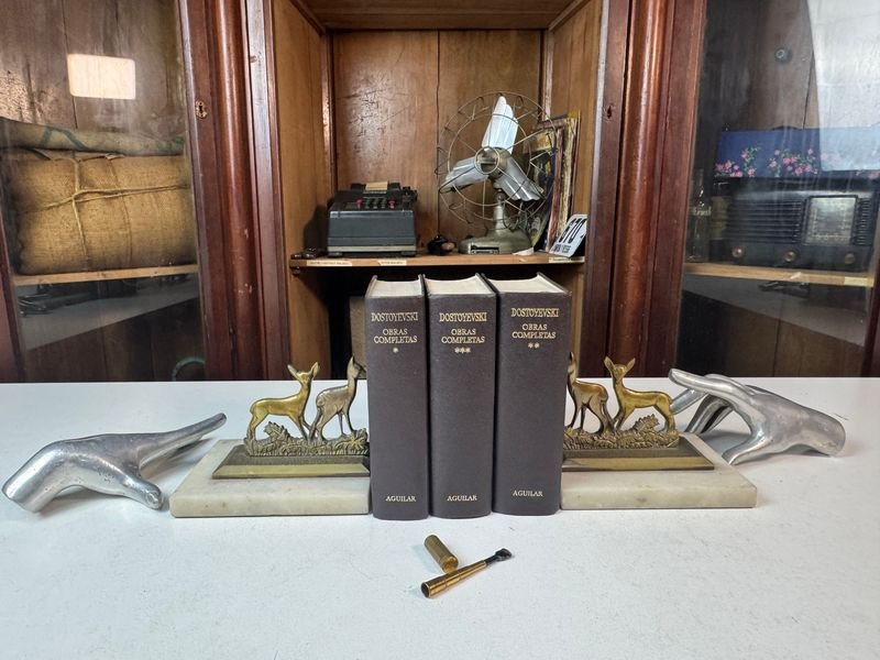 Lote siguiente: Libros y Telescopio en Bronce y Mármol