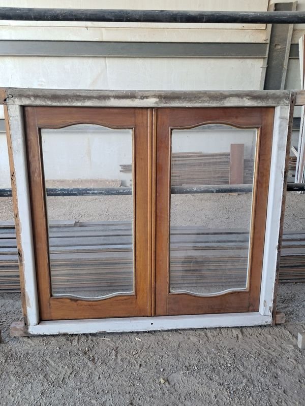 Ventana antigua de madera con marco y cristales