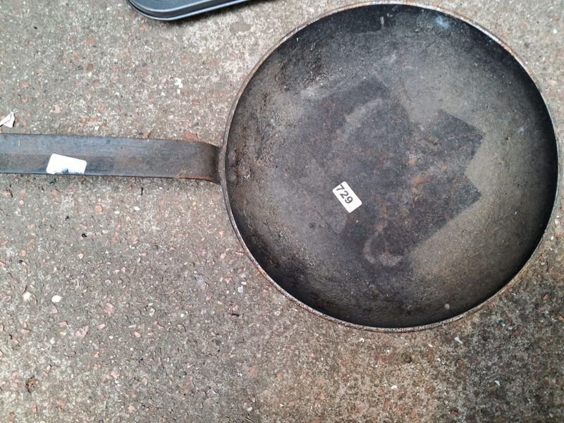 Lote siguiente: Sarten con mango en metal, condición pobre
