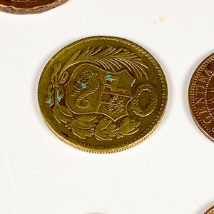 Lote de Siete Monedas Antiguas Variadas - imagen 3