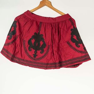 Pollera Roja Bordada Negra Talle S Delaostia - imagen 2