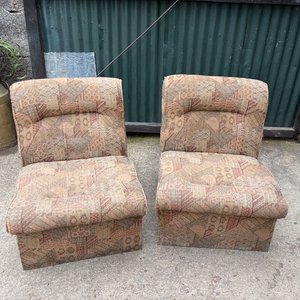 Lote siguiente: Dos Módulos de Sillón Tapizado Estilo Geométrico