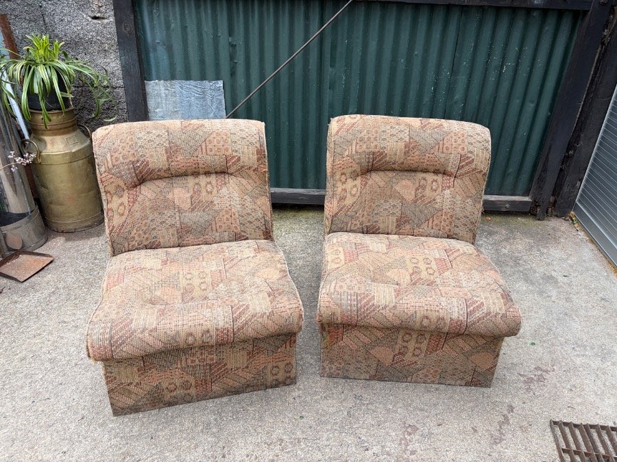 Dos Módulos de Sillón Tapizado Estilo Geométrico