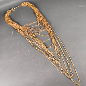 Collar Dorado Multicapa con Diseños Variados de Cadenas - imagen 4