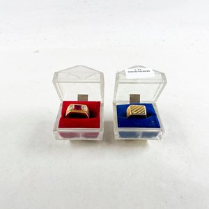Dos Anillos Dorados, Uno con Piedra Roja y Otro con Diseño Geométrico - imagen 1