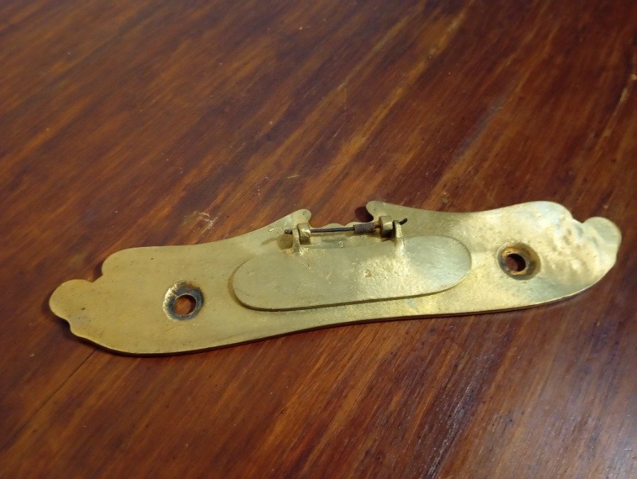 Antiguo frente de buzonera en bronce con diseño ornamentado - imagen 4