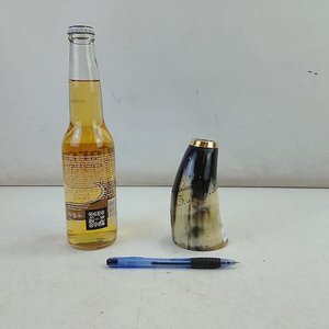 Vaso o Mate Criollo en Guampa Pulida con Grabado y Virola Dorada - imagen 2