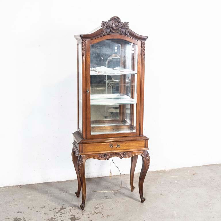 Lote anterior: Vitrina Luis XV tallada con puerta y cajón