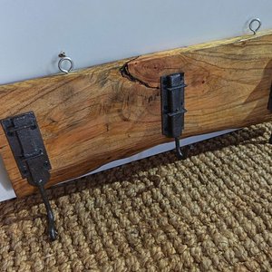 Perchero Rústico de Madera con Ganchos de Hierro - imagen 6