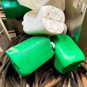 Lote de 23 Bidones Plásticos Blancos y Verdes - imagen 4