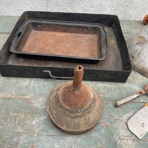 Lote de Embudo, Bandeja, Espátula y Accesorios Metálicos - imagen 3