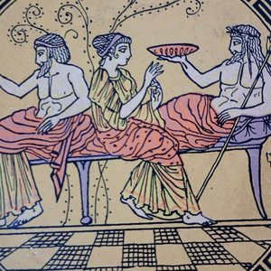 Plato de Cerámica Griega Antigua: Simposio de Hades y Perséfone - imagen 2