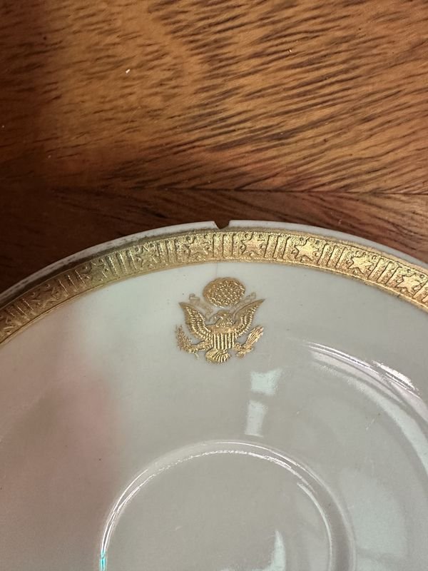 Platos de porcelana con adornos dorados - imagen 2