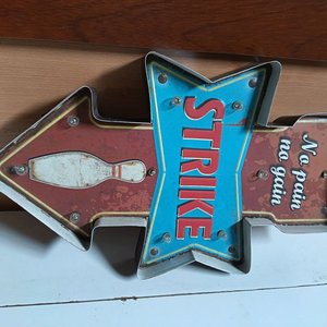 Lote siguiente: Letrero Luminoso "Strike" "No Pain No Gain" con Termo