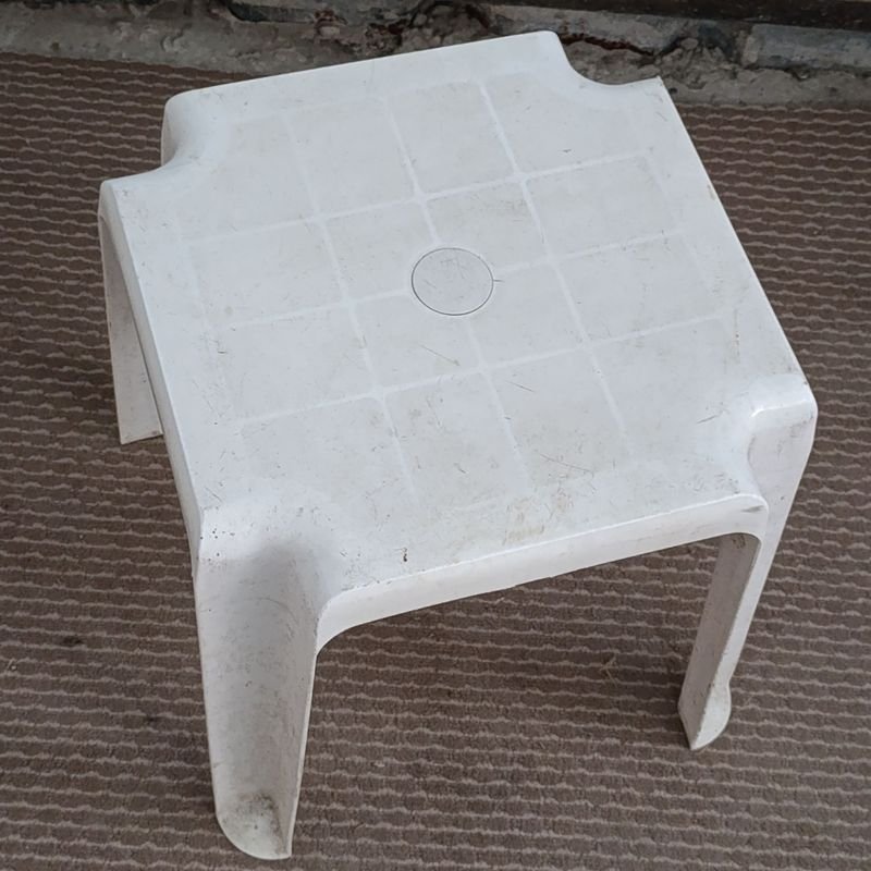 Silla de plástico blanca en buen estado - imagen 2