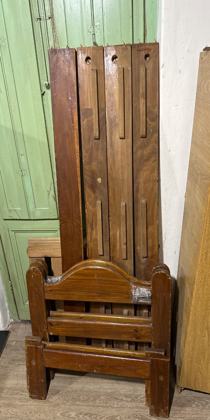 Lote anterior: Silla de madera con respaldo esculpido