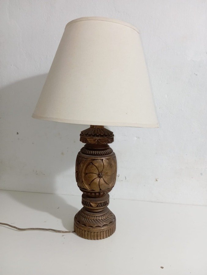 Lámpara de madera tallada con diseño floral - imagen 1