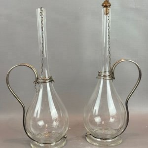 Par de Jarras Decantadoras de Cristal con Montura Metálica Plateada y Cadena Decorativa - Siglo XIX - imagen 2