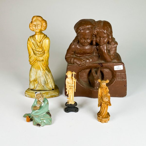 Lote anterior: Colección de Figuras de Loza Anciano en Marfil Dama