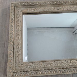 Espejo Rectangular con Marco Ornamentado en Relieve Dorado - imagen 4