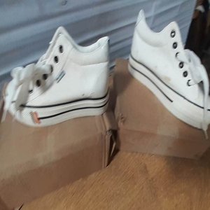 Lote siguiente: Pares de Zapatillas Blancas Deportivas