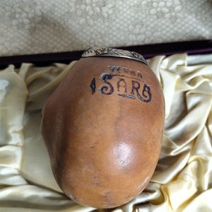 Antiguo Mate Galleta "Sara" con Virola de Plata y Apliques de Oro en Caja Original - imagen 2