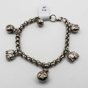 Lote siguiente: Pulsera de Plata con Dijes de Elefantes y Bolsa