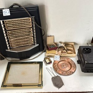 Lote siguiente: Estufa Eléctrica Antigua con Accesorios y Adornos