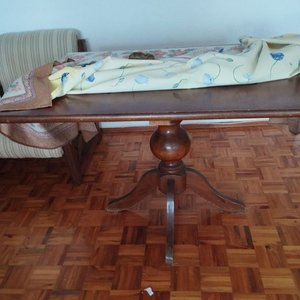 Juego de Comedor de Madera: Mesa y 4 Sillas con Mantel - imagen 3