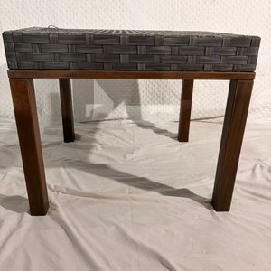 Lote siguiente: Mesita Lateral Madera y Ratán Sintético Gris para Exterior