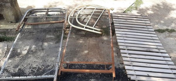 Camas de 1 plaza y parrillas de hierro y madera - imagen 1