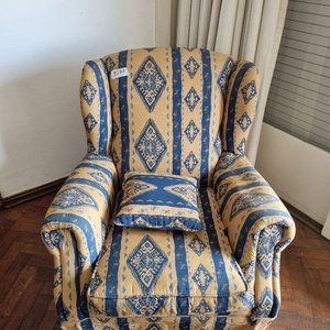 Importante Sillón Berger Tapizado Geométrico Azul y Beige - imagen 1