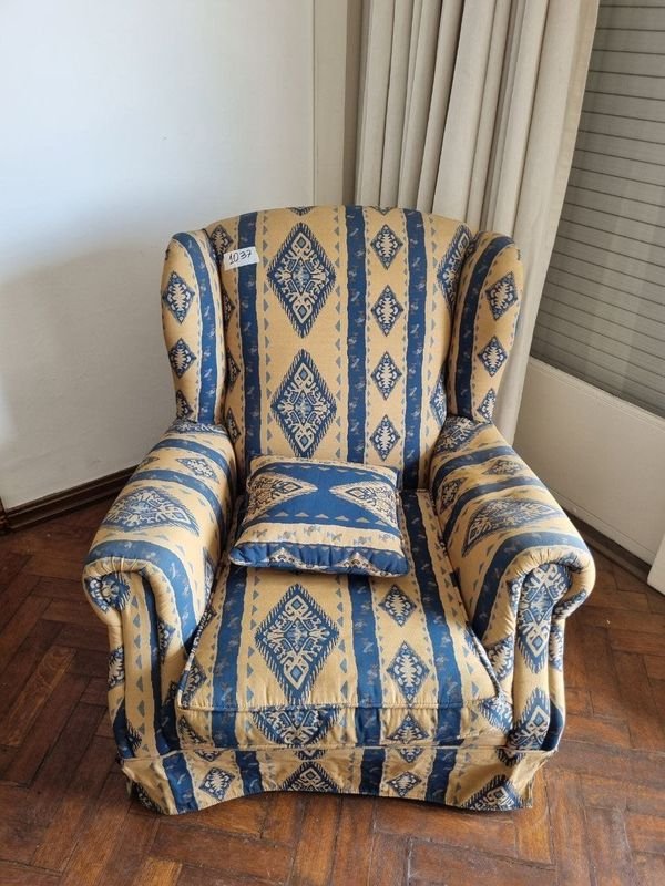 Importante Sillón Berger Tapizado Geométrico Azul y Beige