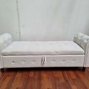 Lote anterior: Banqueta Capitoné con Baúl Integrado en Tela Crema