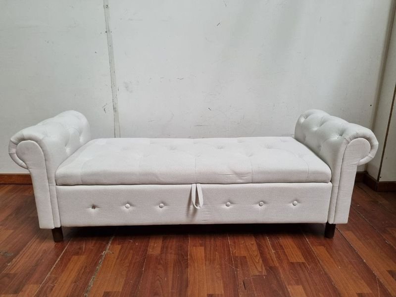 Banqueta Capitoné con Baúl Integrado en Tela Crema