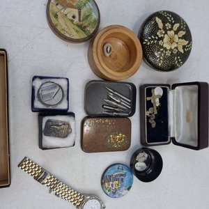 Lote de Objetos Varios: Reloj, Lapicera, Cajas, Latas, Medallas y Adornos - imagen 4