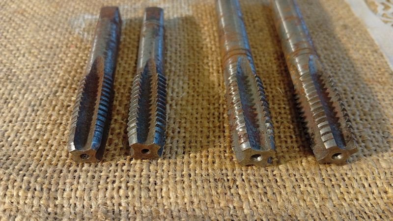 Juego de 4 machos de roscar de acero, 8-10 cm