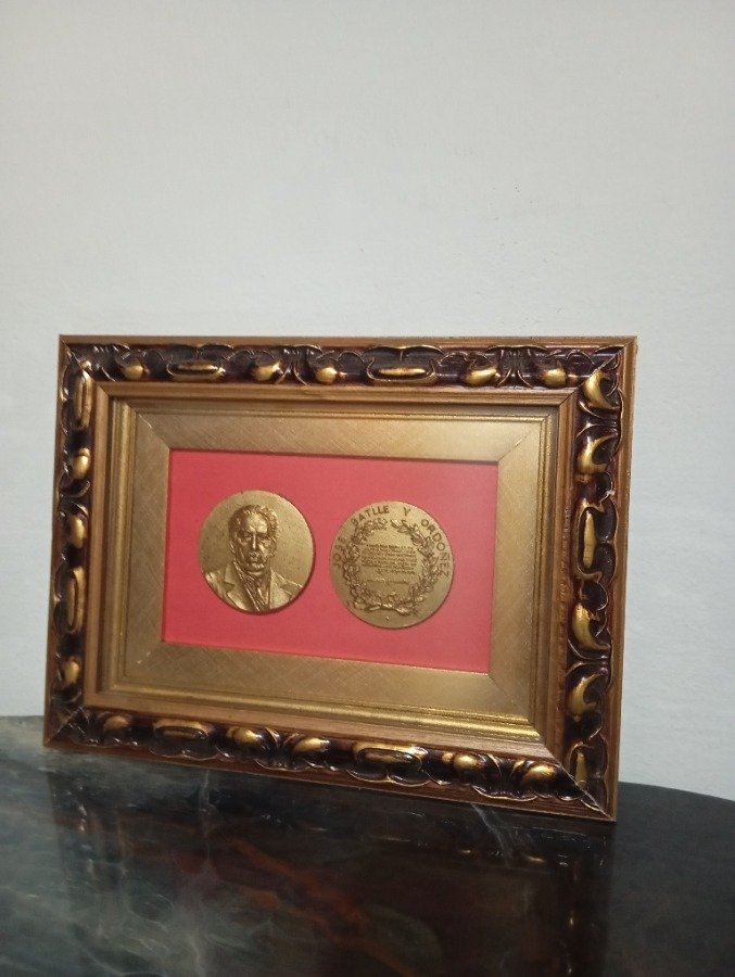 Lote anterior: Medallas de José Batlle y Ordoñez enmarcadas