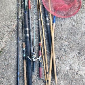 Lote siguiente: Lote de Cañas de Pescar y Redes de Arrastre
