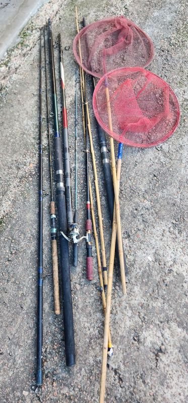 Lote de Cañas de Pescar y Redes de Arrastre