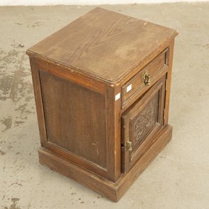 Mesa de Luz Antigua de Roble Tallado con Puerta y Cajón - imagen 3