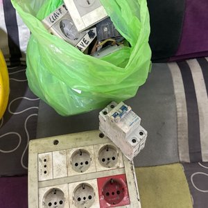 Lote siguiente: Lote de Material Eléctrico: Interruptores y Tomacorrientes