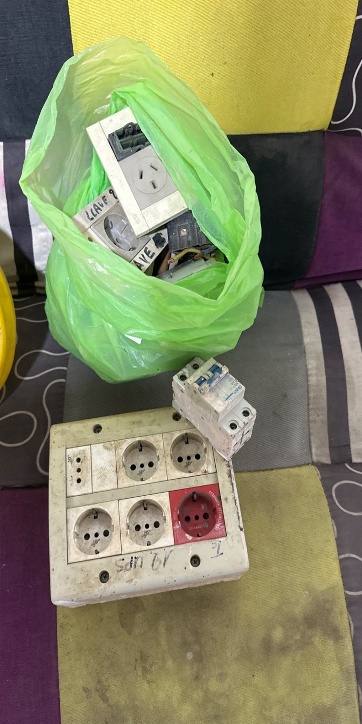 Lote de Material Eléctrico: Interruptores y Tomacorrientes