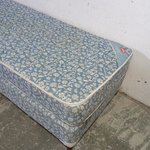 Somier de 1 Plaza con Colchón de Resortes, Tela Floreada Azul - imagen 3