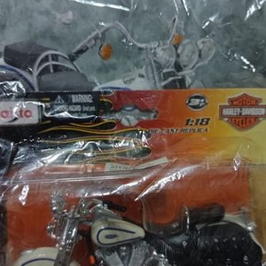 Lote siguiente: Miniatura de Motocicleta Harley-Davidson Maisto en Envase