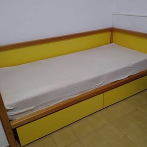 Lote siguiente: Juego Dormitorio 1 Plaza Importado: Cama con Cajones y Colchón, Cómoda 4 Cajones, Cómoda 1 Puerta, Mesa de Luz