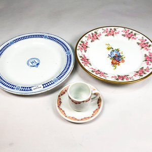 Juego de Taza y Platito con Dos Platos Decorativos Vintage - imagen 2