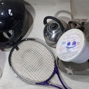 Casco Negro, Raqueta de Tenis, Conservadora de Espuma y Más - imagen 3