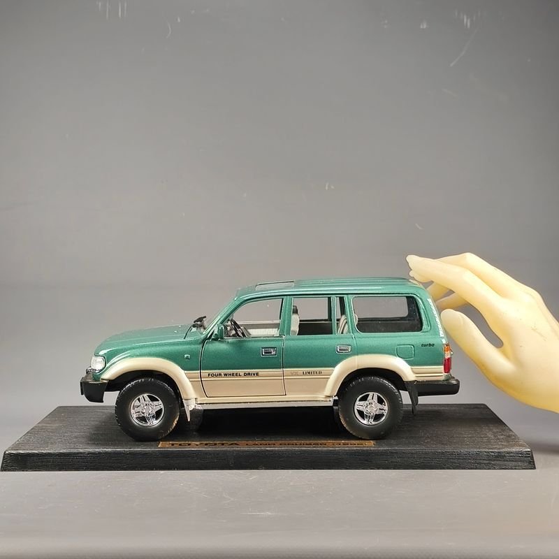 Toyota Land Cruiser Die-cast Modelo en Escala 1:18 - imagen 5