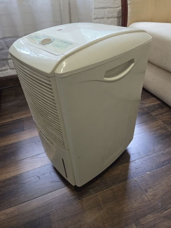 Deshumificador en funcionamiento - Aparato de enfriamiento para hogar - imagen 3
